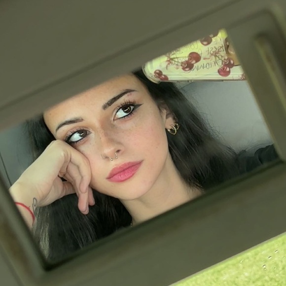 Meet your Posher, Hannah - Picture 2 of 6